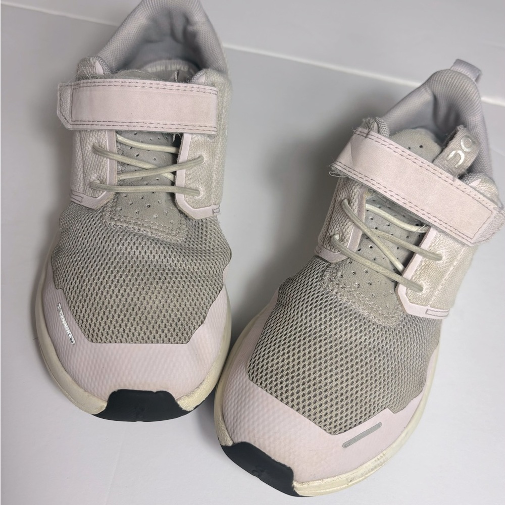 On Cloud lightweight low top athletic sneakers kids 1.5 color grey. Hook loop